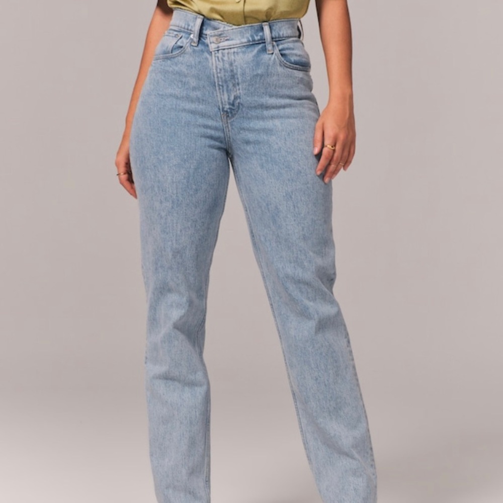 Abercrombie & Fitch ‘90s Straight Ultra High Rise Curve Love Jeans, XS length